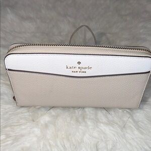 Kate Spade NWOT soft pebble leather, full zip wallet lots of storage beautiful